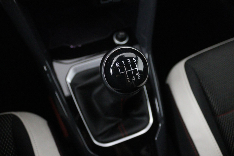 Volkswagen T-Roc 1.0 TSI Sport (PARKEERSENSOREN, NAVIGATIE, ACHTERUITRIJCAMERA, DIGITAAL DASHBOARD, CRUISE CONTROL, NL-AUTO)