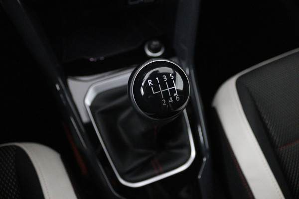 Volkswagen T-Roc 1.0 TSI Sport (PARKEERSENSOREN, NAVIGATIE, ACHTERUITRIJCAMERA, DIGITAAL DASHBOARD, CRUISE CONTROL, NL-AUTO)
