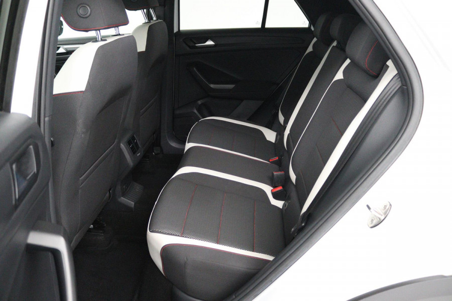 Volkswagen T-Roc 1.0 TSI Sport (PARKEERSENSOREN, NAVIGATIE, ACHTERUITRIJCAMERA, DIGITAAL DASHBOARD, CRUISE CONTROL, NL-AUTO)