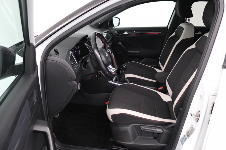 Volkswagen T-Roc 1.0 TSI Sport (PARKEERSENSOREN, NAVIGATIE, ACHTERUITRIJCAMERA, DIGITAAL DASHBOARD, CRUISE CONTROL, NL-AUTO)