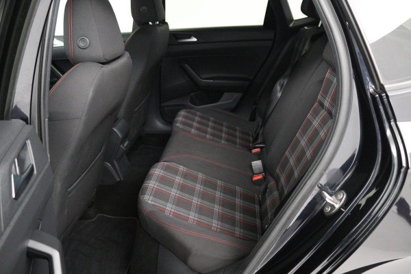 Volkswagen Polo 2.0 TSI GTI (STOELVERWARMING, NAVIGATIE, AUTOMAAT, CRUISE ADAPTIEF, PARKEERSENSOREN, NL-AUTO)