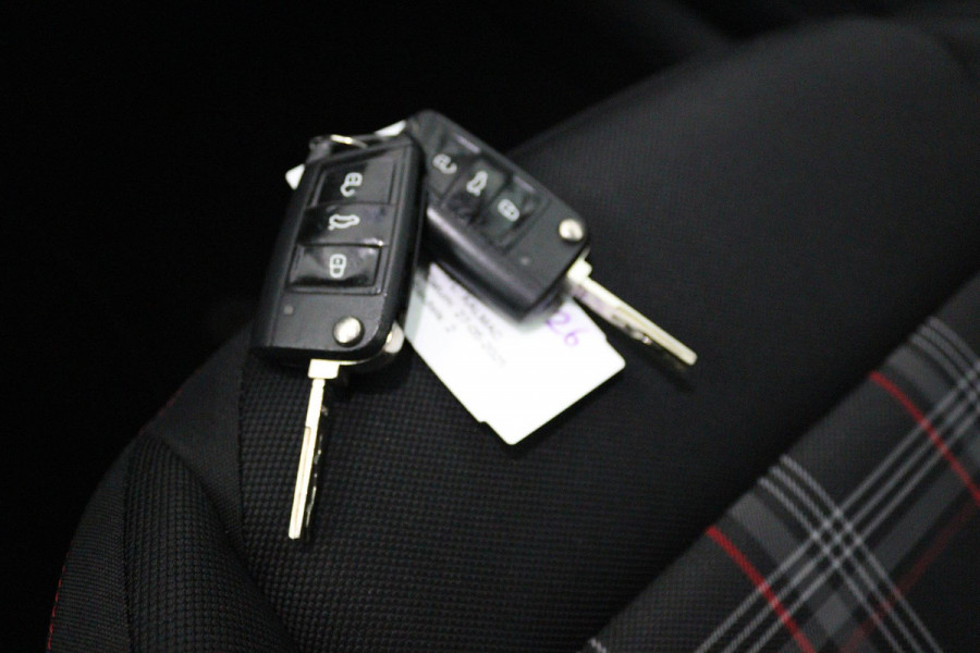 Volkswagen Polo 2.0 TSI GTI (STOELVERWARMING, NAVIGATIE, AUTOMAAT, CRUISE ADAPTIEF, PARKEERSENSOREN, NL-AUTO)