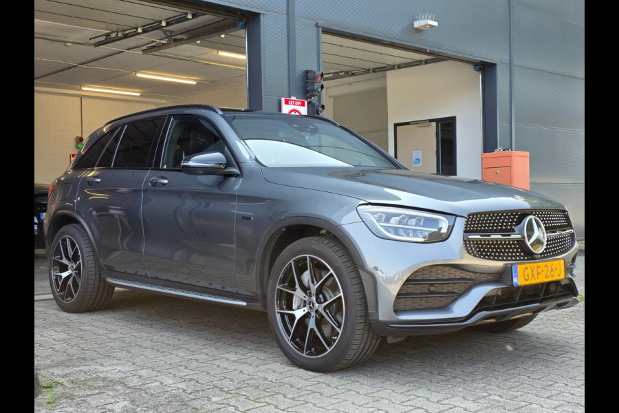 Mercedes-Benz GLC 300e 4MATIC Premium Plus / LUCHTVERING / PANORAMADAK / ALARMKLASSE 5 / TREKHAAK ELEKTRISCH / AMG-LINE !