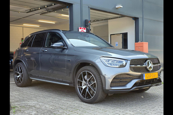 Mercedes-Benz GLC 300e 4MATIC Premium Plus / LUCHTVERING / PANORAMADAK / ALARMKLASSE 5 / TREKHAAK ELEKTRISCH / AMG-LINE !