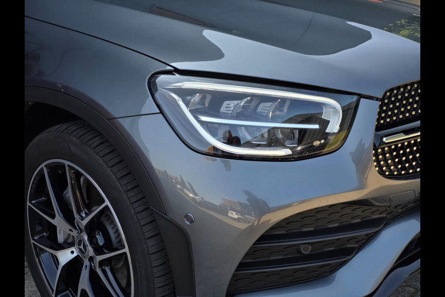 Mercedes-Benz GLC 300e 4MATIC Premium Plus / LUCHTVERING / PANORAMADAK / ALARMKLASSE 5 / TREKHAAK ELEKTRISCH / AMG-LINE !