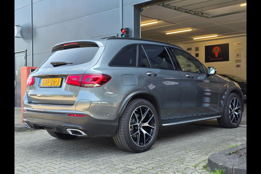 Mercedes-Benz GLC 300e 4MATIC Premium Plus / LUCHTVERING / PANORAMADAK / ALARMKLASSE 5 / TREKHAAK ELEKTRISCH / AMG-LINE !