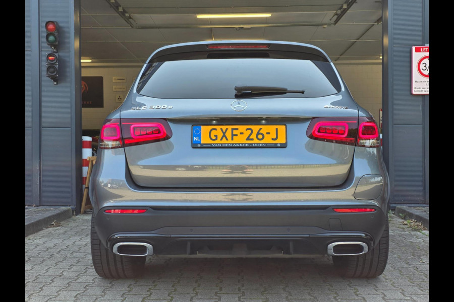 Mercedes-Benz GLC 300e 4MATIC Premium Plus / LUCHTVERING / PANORAMADAK / ALARMKLASSE 5 / TREKHAAK ELEKTRISCH / AMG-LINE !