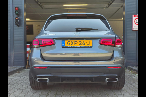 Mercedes-Benz GLC 300e 4MATIC Premium Plus / LUCHTVERING / PANORAMADAK / ALARMKLASSE 5 / TREKHAAK ELEKTRISCH / AMG-LINE !