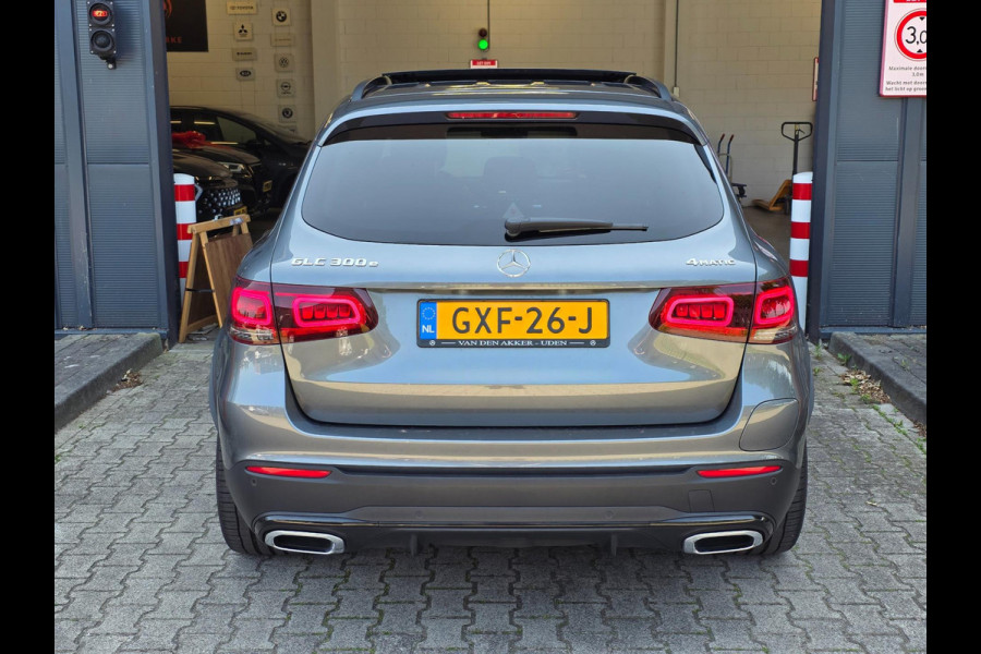 Mercedes-Benz GLC 300e 4MATIC Premium Plus / LUCHTVERING / PANORAMADAK / ALARMKLASSE 5 / TREKHAAK ELEKTRISCH / AMG-LINE !