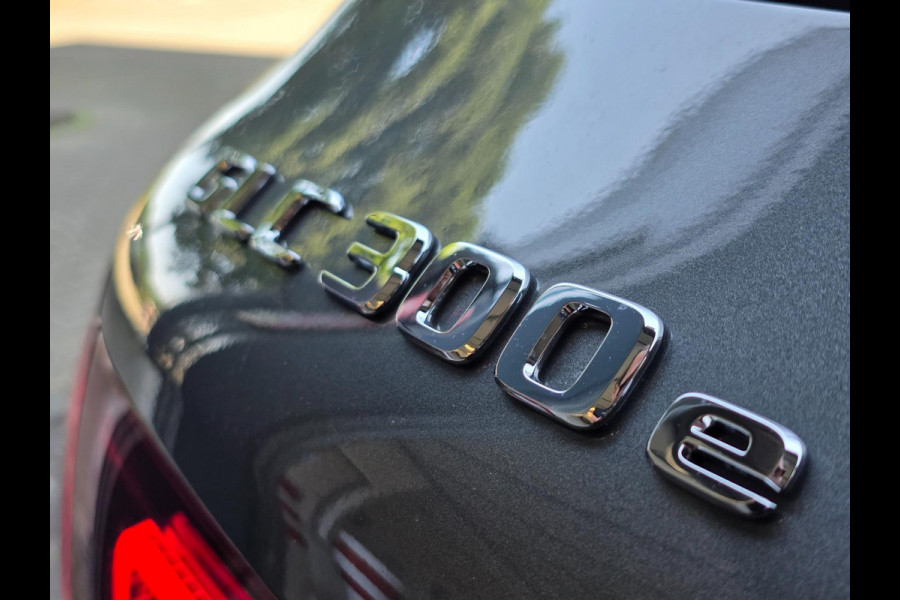 Mercedes-Benz GLC 300e 4MATIC Premium Plus / LUCHTVERING / PANORAMADAK / ALARMKLASSE 5 / TREKHAAK ELEKTRISCH / AMG-LINE !
