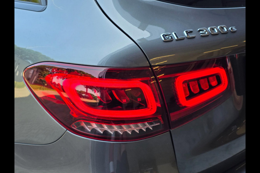 Mercedes-Benz GLC 300e 4MATIC Premium Plus / LUCHTVERING / PANORAMADAK / ALARMKLASSE 5 / TREKHAAK ELEKTRISCH / AMG-LINE !