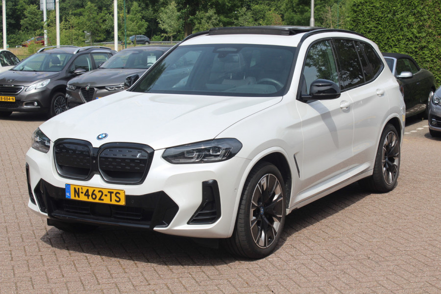BMW iX3 High Executive 80 kWh / Panoramadak / 360Camera / Head-up / 20'' / Leder / Harman Kardon / Sfeerverlichting / Dodehoek / DAB / Stoelverwarming / ACC