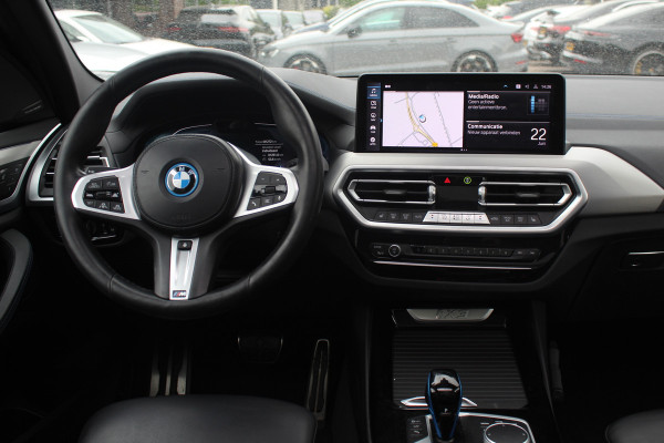 BMW iX3 High Executive 80 kWh / Panoramadak / 360Camera / Head-up / 20'' / Leder / Harman Kardon / Sfeerverlichting / Dodehoek / DAB / Stoelverwarming / ACC