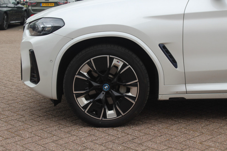 BMW iX3 High Executive 80 kWh / Panoramadak / 360Camera / Head-up / 20'' / Leder / Harman Kardon / Sfeerverlichting / Dodehoek / DAB / Stoelverwarming / ACC