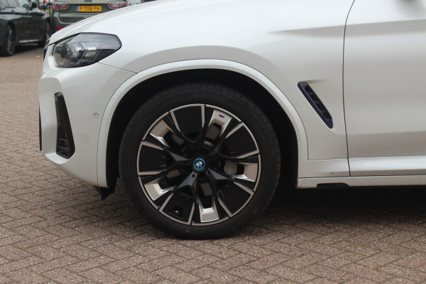 BMW iX3 High Executive 80 kWh / Panoramadak / 360Camera / Head-up / 20'' / Leder / Harman Kardon / Sfeerverlichting / Dodehoek / DAB / Stoelverwarming / ACC