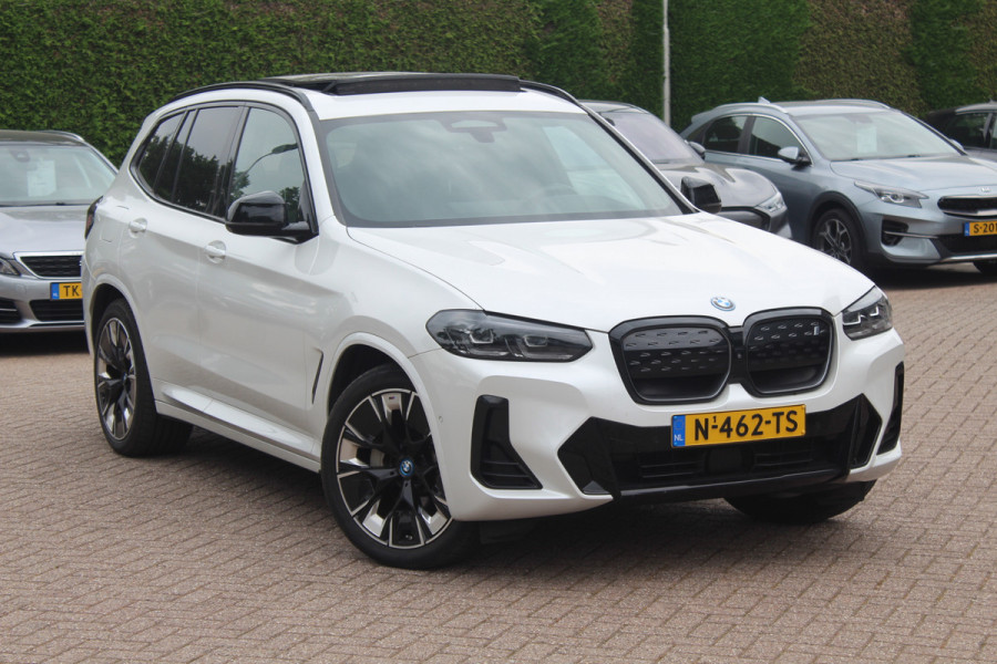 BMW iX3 High Executive 80 kWh / Panoramadak / 360Camera / Head-up / 20'' / Leder / Harman Kardon / Sfeerverlichting / Dodehoek / DAB / Stoelverwarming / ACC