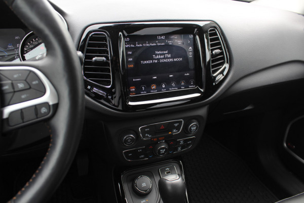 Jeep Compass 1.4 MultiAir Limited 4x4 / Trekhaak / Camera / Half leder / Navigatie / Keyless / 17'' / Stuurverwarming / DAB / Stoelverwarming / Cruise Control