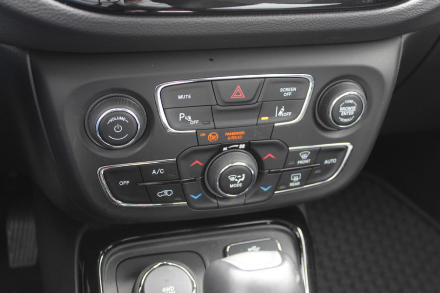 Jeep Compass 1.4 MultiAir Limited 4x4 / Trekhaak / Camera / Half leder / Navigatie / Keyless / 17'' / Stuurverwarming / DAB / Stoelverwarming / Cruise Control