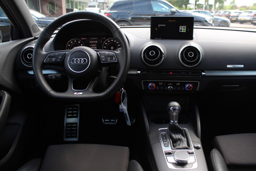 Audi A3 Sportback 1.0 TFSI Sport S Line Edition / Navigatie / Parkeerhulp achter / 18'' / Sportstoelen + half leder / Cruise Control