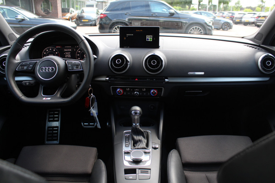 Audi A3 Sportback 1.0 TFSI Sport S Line Edition / Navigatie / Parkeerhulp achter / 18'' / Sportstoelen + half leder / Cruise Control
