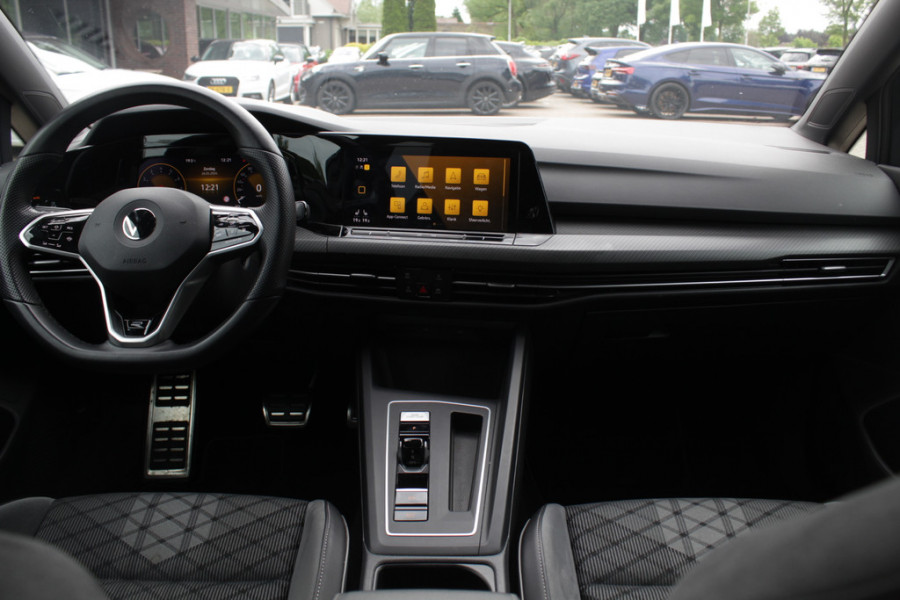 Volkswagen Golf 1.5 eTSI R-Line / Panoramadak / Camera / Matrix LED / 18'' / Navigatie / DAB / ACC / Stoelverwarming