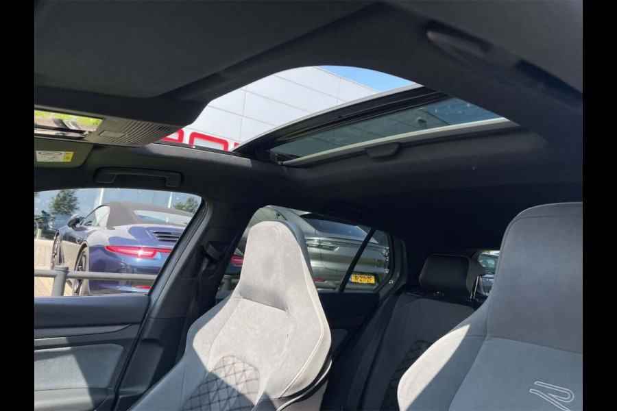 Volkswagen Golf 1.5 eTSI R-Line / Panoramadak / Camera / Matrix LED / 18'' / Navigatie / DAB / ACC / Stoelverwarming