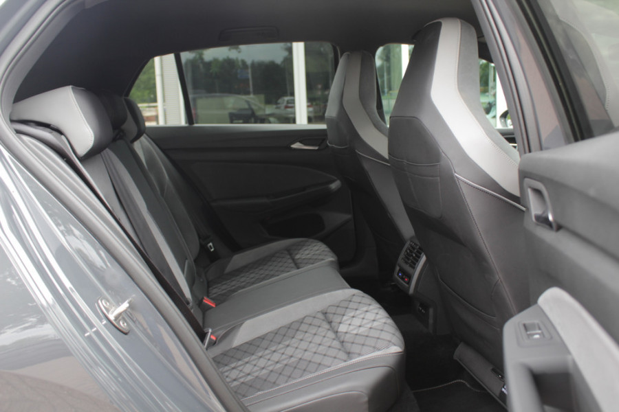 Volkswagen Golf 1.5 eTSI R-Line / Panoramadak / Camera / Matrix LED / 18'' / Navigatie / DAB / ACC / Stoelverwarming
