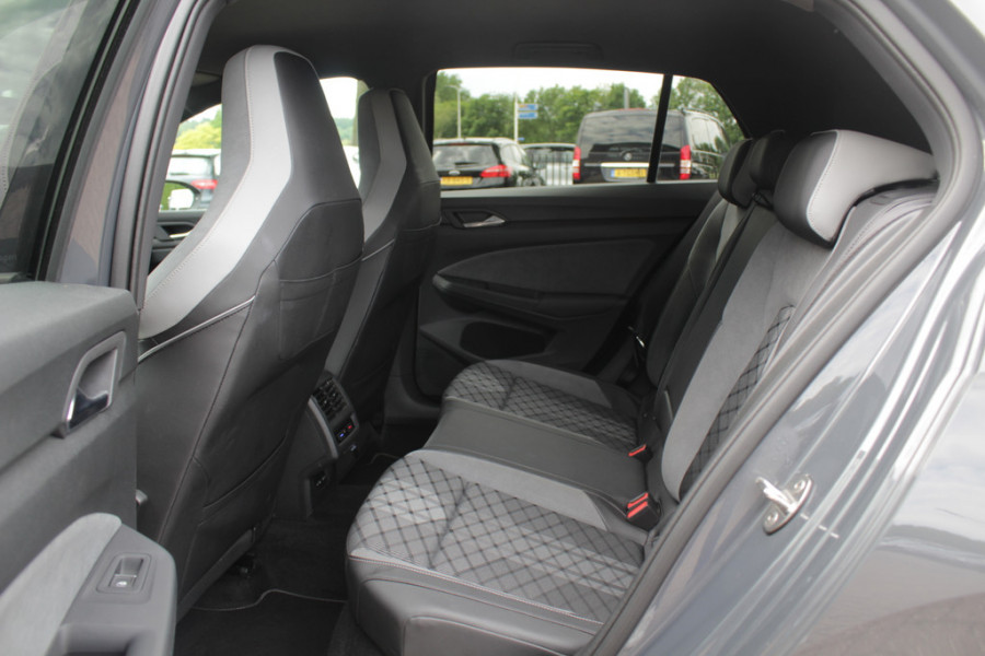 Volkswagen Golf 1.5 eTSI R-Line / Panoramadak / Camera / Matrix LED / 18'' / Navigatie / DAB / ACC / Stoelverwarming