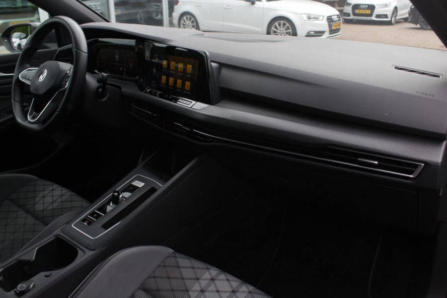 Volkswagen Golf 1.5 eTSI R-Line / Panoramadak / Camera / Matrix LED / 18'' / Navigatie / DAB / ACC / Stoelverwarming