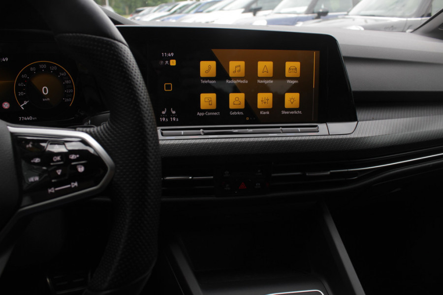 Volkswagen Golf 1.5 eTSI R-Line / Panoramadak / Camera / Matrix LED / 18'' / Navigatie / DAB / ACC / Stoelverwarming