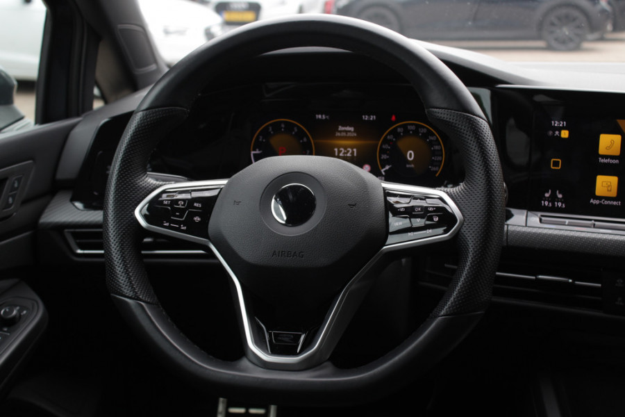 Volkswagen Golf 1.5 eTSI R-Line / Panoramadak / Camera / Matrix LED / 18'' / Navigatie / DAB / ACC / Stoelverwarming