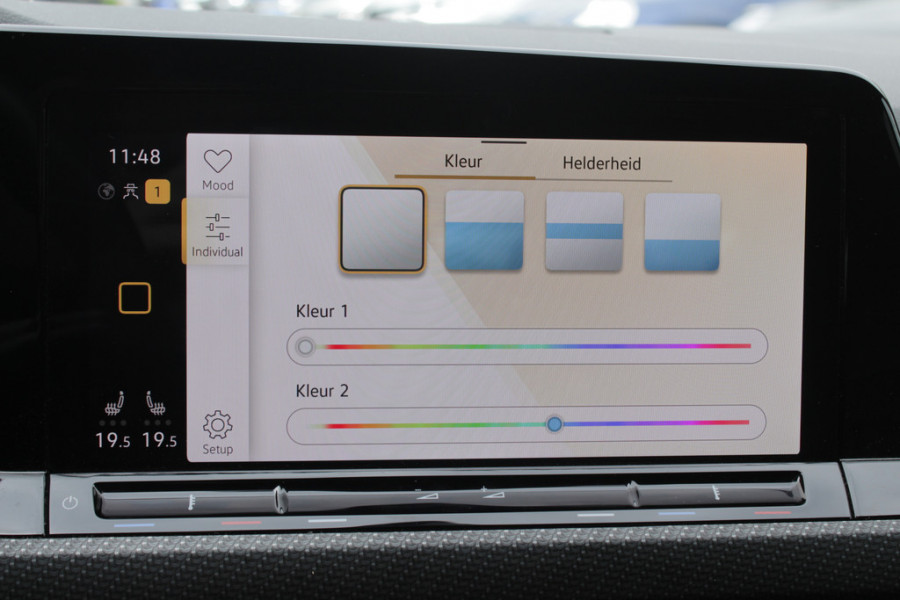 Volkswagen Golf 1.5 eTSI R-Line / Panoramadak / Camera / Matrix LED / 18'' / Navigatie / DAB / ACC / Stoelverwarming