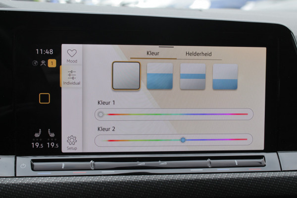 Volkswagen Golf 1.5 eTSI R-Line / Panoramadak / Camera / Matrix LED / 18'' / Navigatie / DAB / ACC / Stoelverwarming