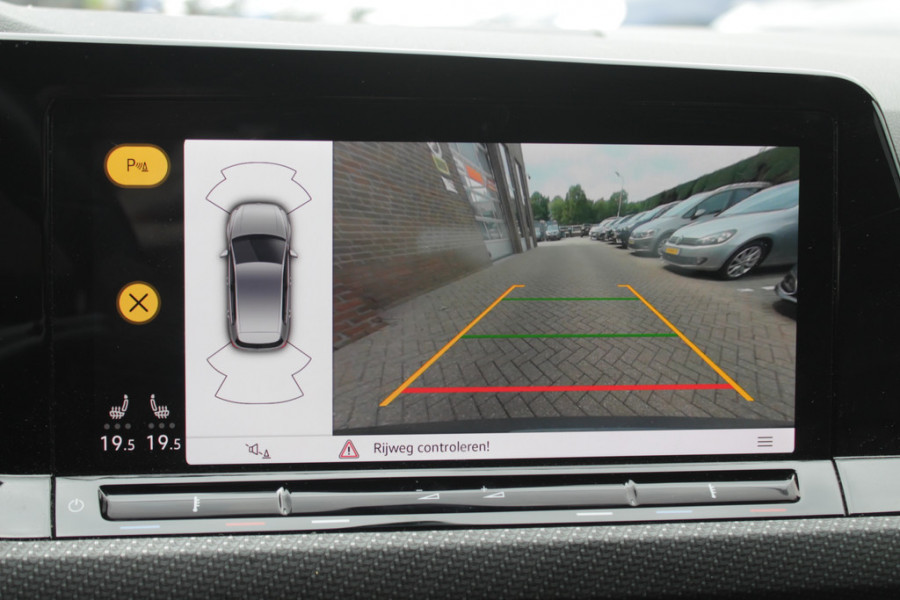 Volkswagen Golf 1.5 eTSI R-Line / Panoramadak / Camera / Matrix LED / 18'' / Navigatie / DAB / ACC / Stoelverwarming