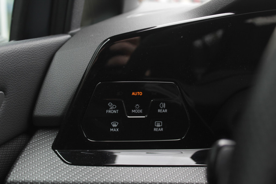 Volkswagen Golf 1.5 eTSI R-Line / Panoramadak / Camera / Matrix LED / 18'' / Navigatie / DAB / ACC / Stoelverwarming