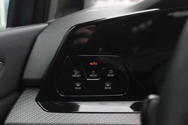 Volkswagen Golf 1.5 eTSI R-Line / Panoramadak / Camera / Matrix LED / 18'' / Navigatie / DAB / ACC / Stoelverwarming