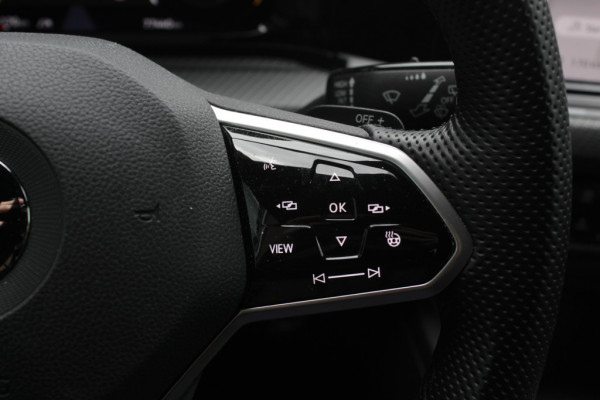 Volkswagen Golf 1.5 eTSI R-Line / Panoramadak / Camera / Matrix LED / 18'' / Navigatie / DAB / ACC / Stoelverwarming