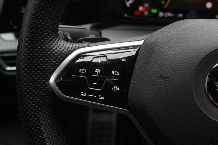 Volkswagen Golf 1.5 eTSI R-Line / Panoramadak / Camera / Matrix LED / 18'' / Navigatie / DAB / ACC / Stoelverwarming