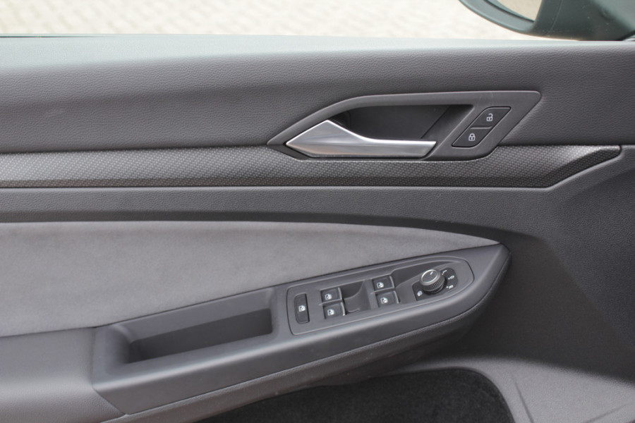 Volkswagen Golf 1.5 eTSI R-Line / Panoramadak / Camera / Matrix LED / 18'' / Navigatie / DAB / ACC / Stoelverwarming