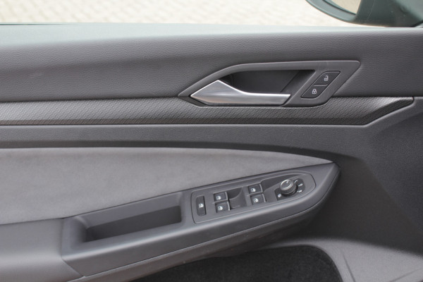 Volkswagen Golf 1.5 eTSI R-Line / Panoramadak / Camera / Matrix LED / 18'' / Navigatie / DAB / ACC / Stoelverwarming