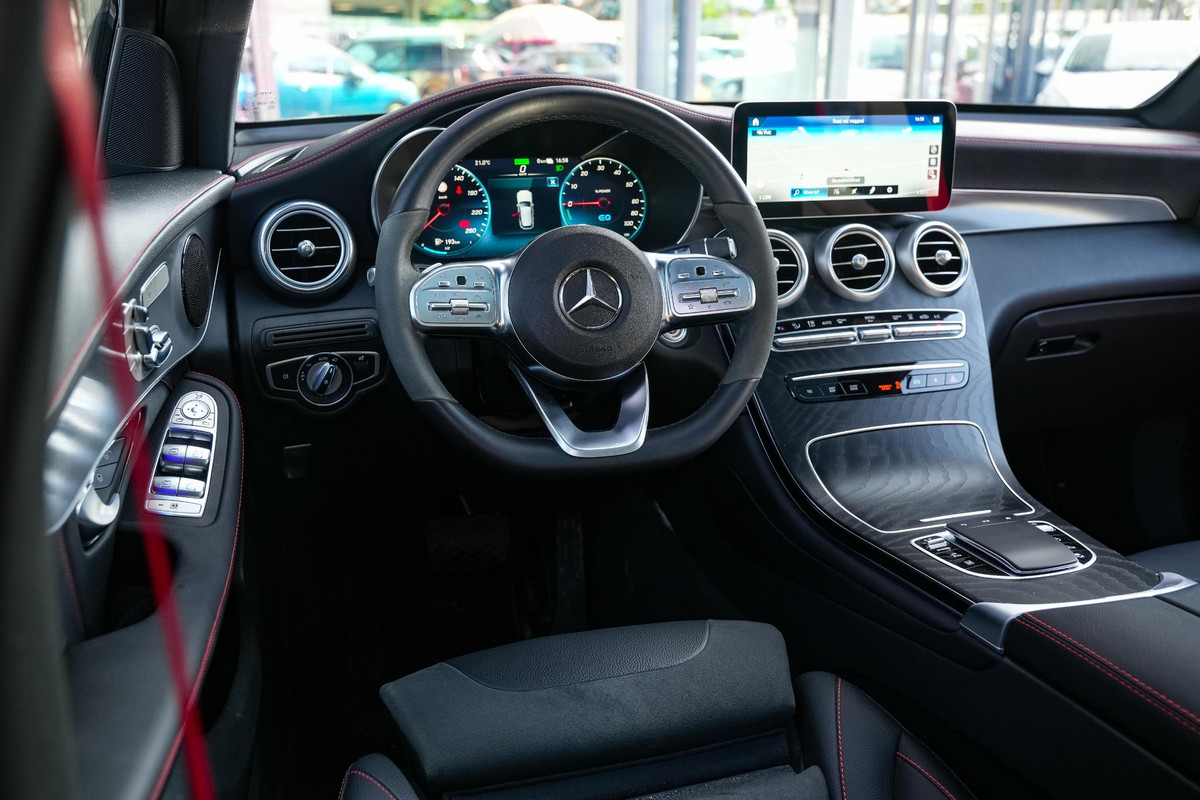 Mercedes-Benz GLC 300e 4MATIC Business Solution AMG Panoramadak Adapt. Cruise Leer/Alcantara Memory 20”LM Mercedes-Benz GLC 300e 4MATIC Business Solution AMG Panoramadak Adapt. Cruise Leer/Alcantara Memory 20”LM