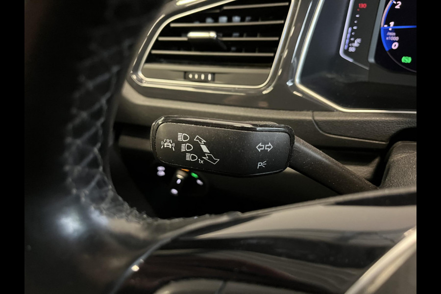 Volkswagen T-Roc 1.5 TSI 150pk DSG R-line Panoramadak Trekhaak Navigatie Apple Carplay/Android Auto Camera Parkeersensoren Adaptive Cruise Control Elektrische achterklep Getinte ramen Climate Control