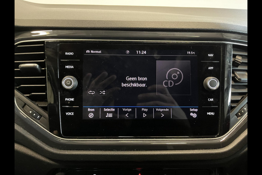 Volkswagen T-Roc 1.5 TSI 150pk DSG R-line Panoramadak Trekhaak Navigatie Apple Carplay/Android Auto Camera Parkeersensoren Adaptive Cruise Control Elektrische achterklep Getinte ramen Climate Control
