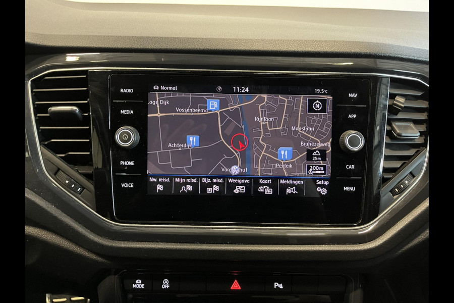 Volkswagen T-Roc 1.5 TSI 150pk DSG R-line Panoramadak Trekhaak Navigatie Apple Carplay/Android Auto Camera Parkeersensoren Adaptive Cruise Control Elektrische achterklep Getinte ramen Climate Control