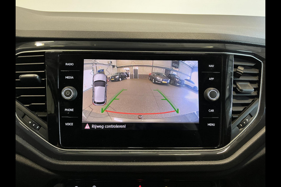 Volkswagen T-Roc 1.5 TSI 150pk DSG R-line Panoramadak Trekhaak Navigatie Apple Carplay/Android Auto Camera Parkeersensoren Adaptive Cruise Control Elektrische achterklep Getinte ramen Climate Control