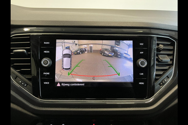 Volkswagen T-Roc 1.5 TSI 150pk DSG R-line Panoramadak Trekhaak Navigatie Apple Carplay/Android Auto Camera Parkeersensoren Adaptive Cruise Control Elektrische achterklep Getinte ramen Climate Control