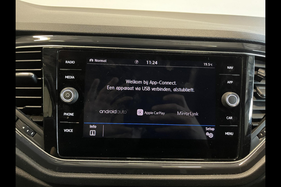 Volkswagen T-Roc 1.5 TSI 150pk DSG R-line Panoramadak Trekhaak Navigatie Apple Carplay/Android Auto Camera Parkeersensoren Adaptive Cruise Control Elektrische achterklep Getinte ramen Climate Control