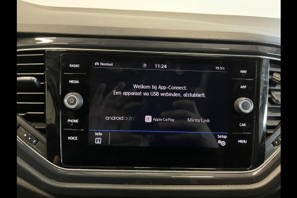 Volkswagen T-Roc 1.5 TSI 150pk DSG R-line Panoramadak Trekhaak Navigatie Apple Carplay/Android Auto Camera Parkeersensoren Adaptive Cruise Control Elektrische achterklep Getinte ramen Climate Control