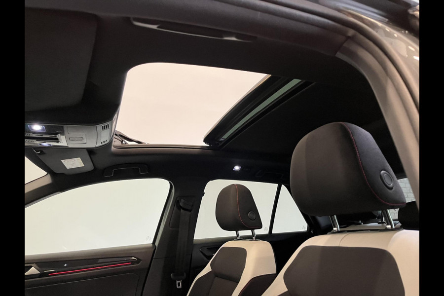 Volkswagen T-Roc 1.5 TSI 150pk DSG R-line Panoramadak Trekhaak Navigatie Apple Carplay/Android Auto Camera Parkeersensoren Adaptive Cruise Control Elektrische achterklep Getinte ramen Climate Control