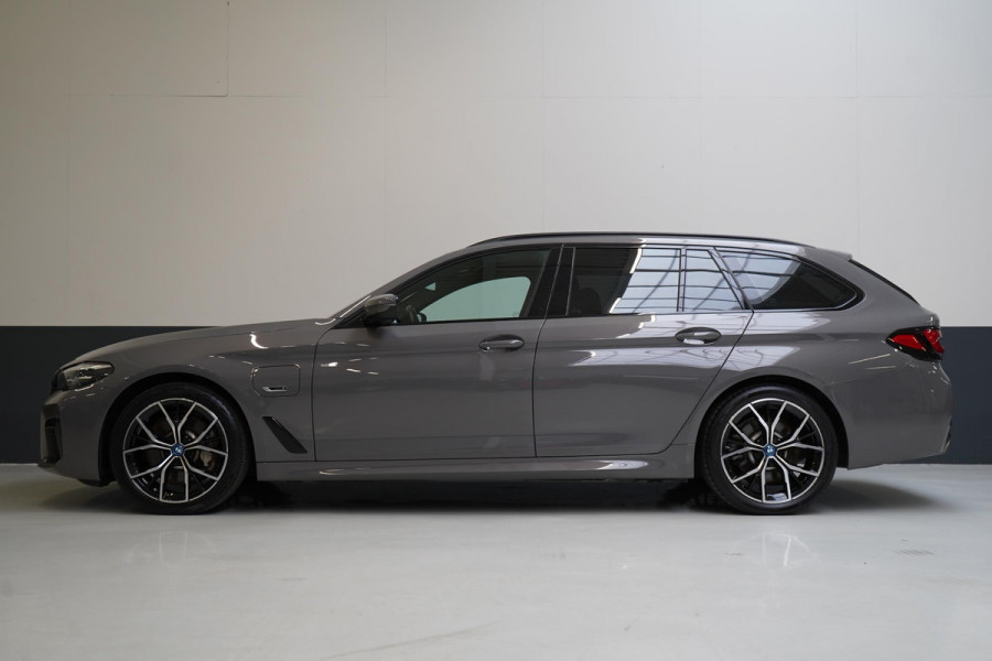 BMW 5 Serie Touring 530e Business Edition Plus | Trekhaak | Sportstoelen | Navigatie | Achteruitrijcamera